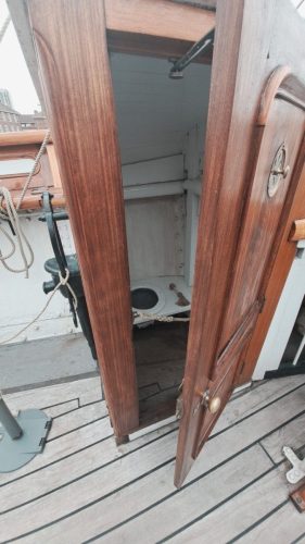 Keulassa WC:t molemmin puolin, miehistölle