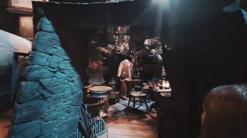 Kuvassa on Rubeus Hagridin mökki 