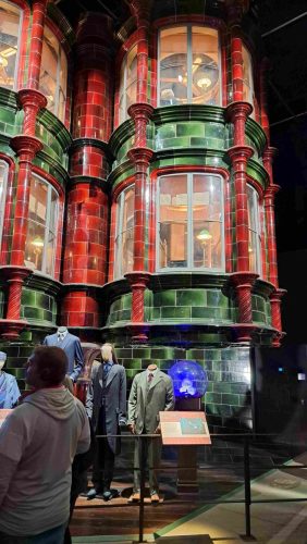 Kuvassa on Taikaministeriön (Ministry of Magic) virastorakennusten julkisivua.