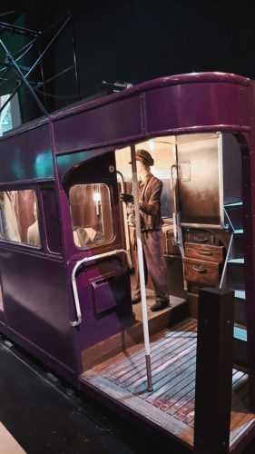 Kuvassa on Poimittaislinjan linja-auton (The Knight Bus) lipunmyyjä Stan Pikitie