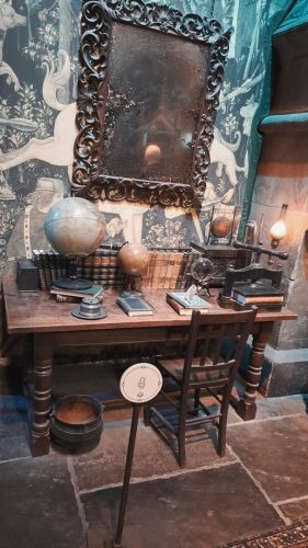 Luihuisten oleskeluhuoneen (Slytherin common room) kirjoituspöytä ja sitä ympäröivä seinä.