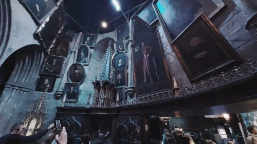 Kuvassa on Albus Dumbledoren rehtorinkanslian tauluja