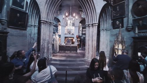 Kuvassa on Albus Dumbledoren rehtorinkanslia 
