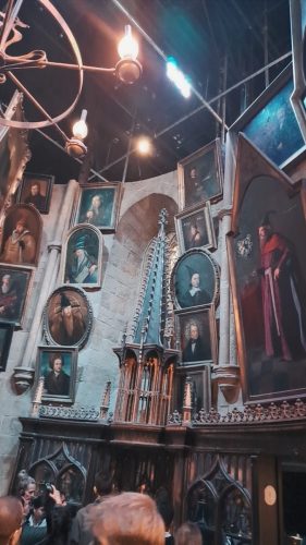 Kuvassa näkyy yksityiskohta Albus Dumbledoren rehtorinkanslian (Dumbledore's Office) seinustasta.