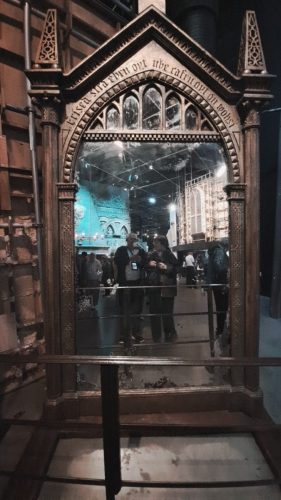 Kuvassa on Iseevot-peili (Toiveesi), Ketä lie peilissä?