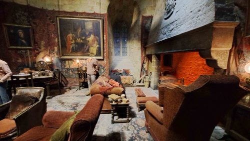 Kuvassa on Rohkelikon oleskeluhuone (Gryffindor common room).