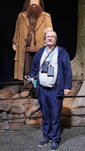 Joku poseeraamassa jättikokoisen Hagrid-puvun edessä Kielletyn metsän sisäänkäynnillä.