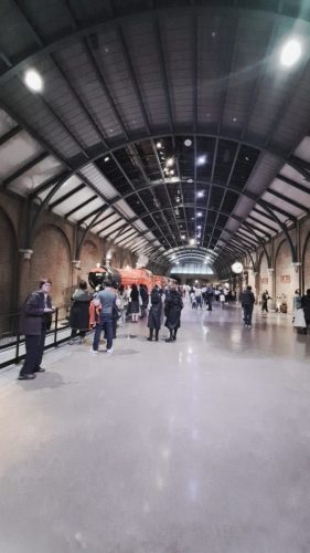 Kuvassa näkyy koko Laituri 9 ¾ (Platform 9 ¾) halli 