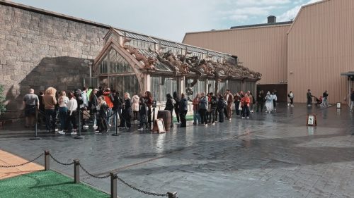 Jonotusta Petunian kasvipuutarhaan