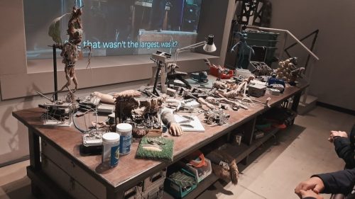 Kuvassa näkyy animatroniikan ja robotiikan työpöytä 