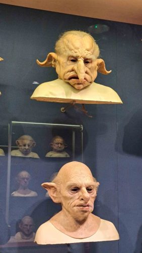Lähikuva Irvetan velhopankin maahisten (Goblins) maskeista