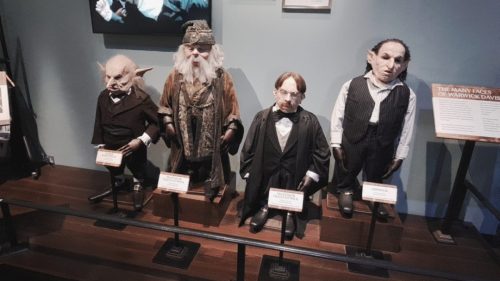Kuvassa näkyy erityinen kunnianosoitusnäyttely näyttelijä Warwick Davisille, joka näytteli useita eri rooleja Harry Potter -elokuvissa