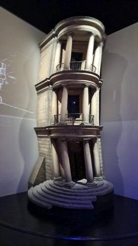  Irvetan velhopankin (Gringotts Wizarding Bank) ulkojulkisivun pienoismalli 
