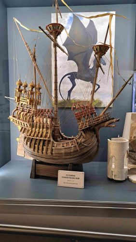 Kuvassa on Durmstrangin laivan pienoismalli 