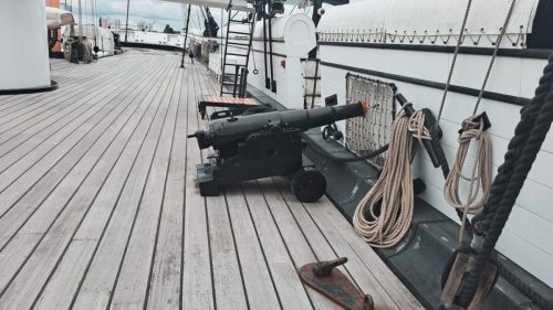HMS Warriorin yläkannelle sijoitettu Armstrong 110-pounder -takalataustykki