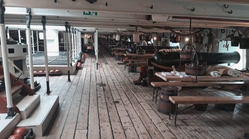 HMS Warriorin päätykkikansi (Gun Deck / Mess Deck), joka toimi samanaikaisesti sekä laivan pääaseistuksen sijoituspaikkana että satojen matruusien elämänkeskuksena. 