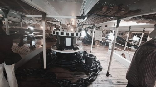 HMS Warriorin alempi ankkurikapstani (Capstan) ja siihen kytketty valtava ankkuriketju tykkikannella.