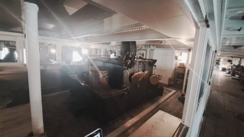 HMS Warriorin keittiö (Galley) ja sen keskellä sijaitseva valtava, valurautainen kombinaatioliesi ja -uuni.