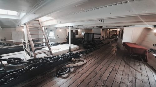 HMS Warriorin alempi ankkurikansi (Cable Deck / Capstan Deck) kuvattuna laivan keulaa kohti.