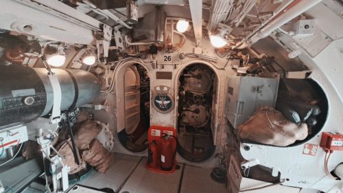 Etupuolen torpedohuone ja 4 torpedoputkea
