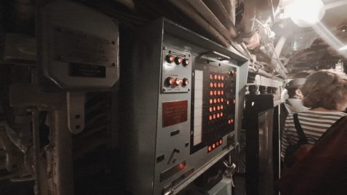 HMS Alliance -sukellusveneen ohjauskeskuksessa (Control Room) sijaitseva pääohjauspaneeli, jolla valvottiin aluksen eri järjestelmiä.