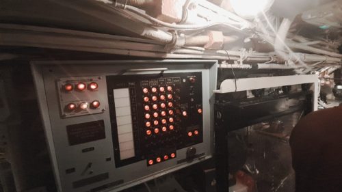 HMS Alliance -sukellusveneen ohjauskeskuksessa (Control Room) sijaitseva pääohjauspaneeli, jolla valvottiin aluksen eri järjestelmiä.