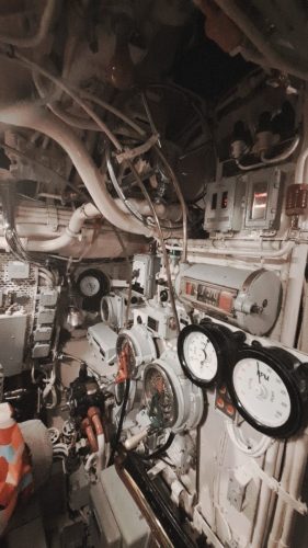 HMS Alliance -sukellusveneen konehuoneen (Engine Room) tai valvontapisteen ohjauslaitteita.