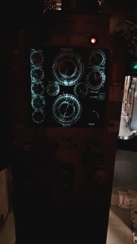 HMS Alliance -sukellusveneen taktisen ohjauskeskuksen hyökkäyksenhallintapaneeli (laskee torpedojen laukaisuarvot)