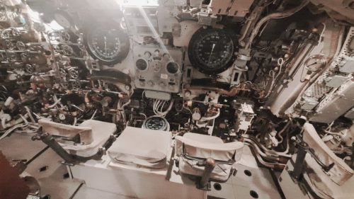 HMS Alliance -sukellusveneen ohjauskeskuksen sydän, tästä sukellusveneen kulkua ohjattiin pystysuunnassa ja vaakasuunnassa.