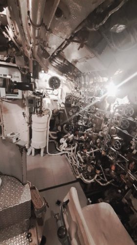 HMS Alliance -sukellusveneen ohjauskeskuksen yhteydessä sijaitseva painolasti- ja trimmausjärjestelmän pääohjauspiste 