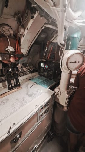 HMS Alliance -sukellusveneen karttapöytä ja navigointiasema (Chart Table / Navigation Station)