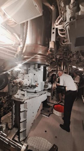  HMS Alliance -sukellusveneen hyökkäysperiskooppi (Attack Periscope) ja sen massiivinen nosto- ja kääntökoneisto ohjauskeskuksen keskellä.