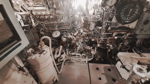 HMS Alliance -sukellusveneen ohjauskeskuksen yhteydessä sijaitseva paineilmajärjestelmän jakotukki (High Pressure Air Manifold).