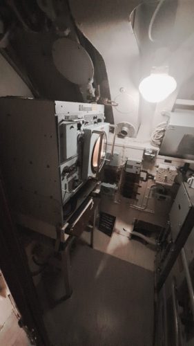 HMS Alliance -sukellusveneen radiohuone (Wireless Telegraphy Room / W/T Room) ja siellä oleva radiovastaanotin.