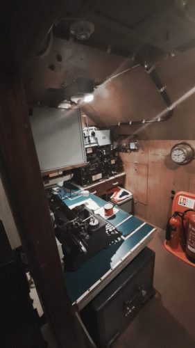 HMS Alliance -sukellusveneen radiohuoneen (Wireless Telegraphy Room) työpiste, jossa radio-operaattorit työskentelivät.
