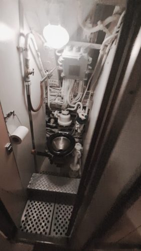 HMS Alliance -sukellusveneen miehistön käymälä eli wc-tila 