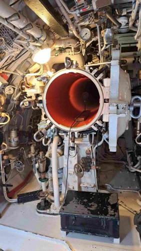  HMS Alliance -sukellusveneen avattu torpedoputken peräluukku (Torpedo Tube Rear Door).