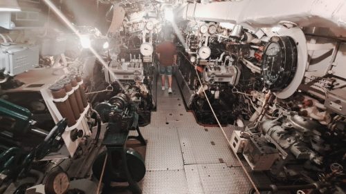 HMS Alliance -sukellusveneen dieselkonehuone (Diesel Engine Room).