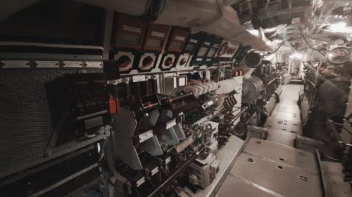 HMS Alliance -sukellusveneen sähkömoottorihuone ja pääkytkintaulu (Main Electrical Switchboard Room).