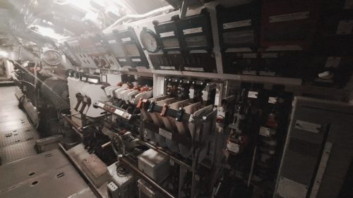 HMS Alliance -sukellusveneen sähkömoottorihuoneen pääkytkintaulun toinen puoli (Main Switchboard Layout) lähempää kuvattuna.