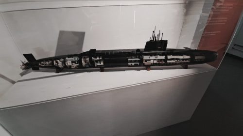 Kuvassa on kokoaluksen kattava halkileikkausmalli HMS Resolution (S22) -ydinsukellusveestä. 