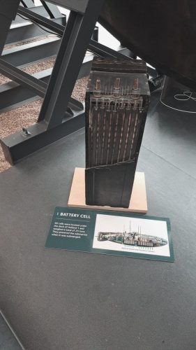 HMS Holland 1 -sukellusveneen akkukennosto.  Aluksen kannen alle oli sijoitettu 60 akkukennoa. Kennosto painoi yhteensä peräti 25 tonnia, mikä oli valtava osa sukellusveneen kokonaispainosta.