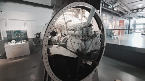  HMS X24 -pienoissukellusveneen konetilan halkileikkauksesta. Moottorina Lontoon bussin moottori.