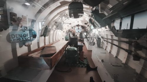 HMS X24 -pienoissukellusveneen miehistötilaan. Miehistöä 4.