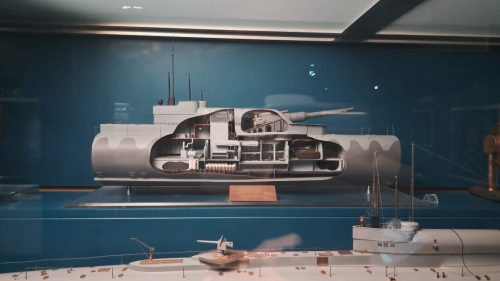 Halkileikkausmalli Britannian kuninkaallisen laivaston poikkeuksellisesta HMS M1 -sukellusveneestä.