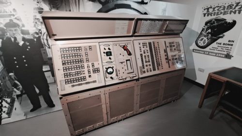 Brittiläisen Resolution-luokan ballistisen ohjusveneen laukaisu- ja tulenjohtopaneeli (Firing Panel)