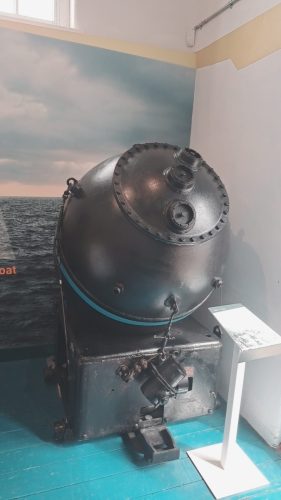 Kuvassa näkyy brittiläinen Mark 17 (Mk XVII) -kosketusmerimiina ankkurointilaatikkoineen. 
