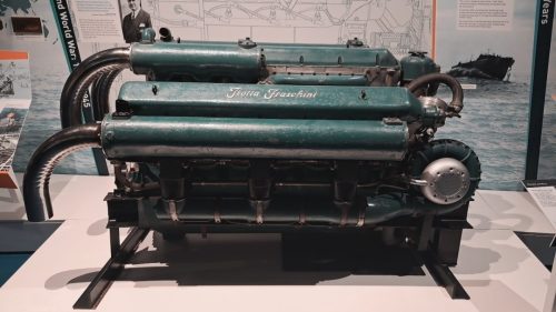 Kuvassa on italialainen Isotta Fraschini ASM 180 (tai sen kehitysversio ASM 184) -merimoottori. 