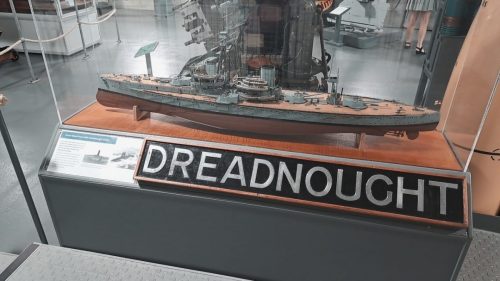 Kuvassa näkyy pienoismalli vallankumouksellisesta brittiläisestä taistelulaivasta HMS Dreadnoughtista. HMS Dreadnought oli niin merkittävä alus, että se muutti sotalaivojen suunnittelun kerralla ja antoi nimen kokonaiselle taistelulaivasukupolvelle  
