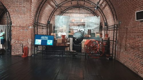 Tykistömuseon tavaraa ruutikellarissa